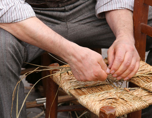 travail-rempaillage-chaise travail-rempaillage-chaise